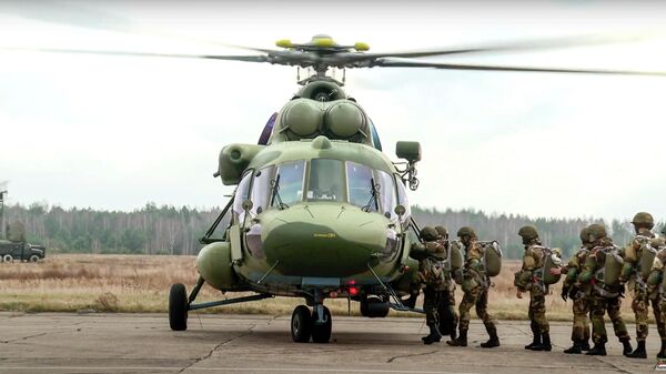 Paraquedistas da Rússia e Belarus entram em helicóptero militar perto da fronteira com a Polônia, foto publicada em 12 de novembro de 2021 - Sputnik Brasil