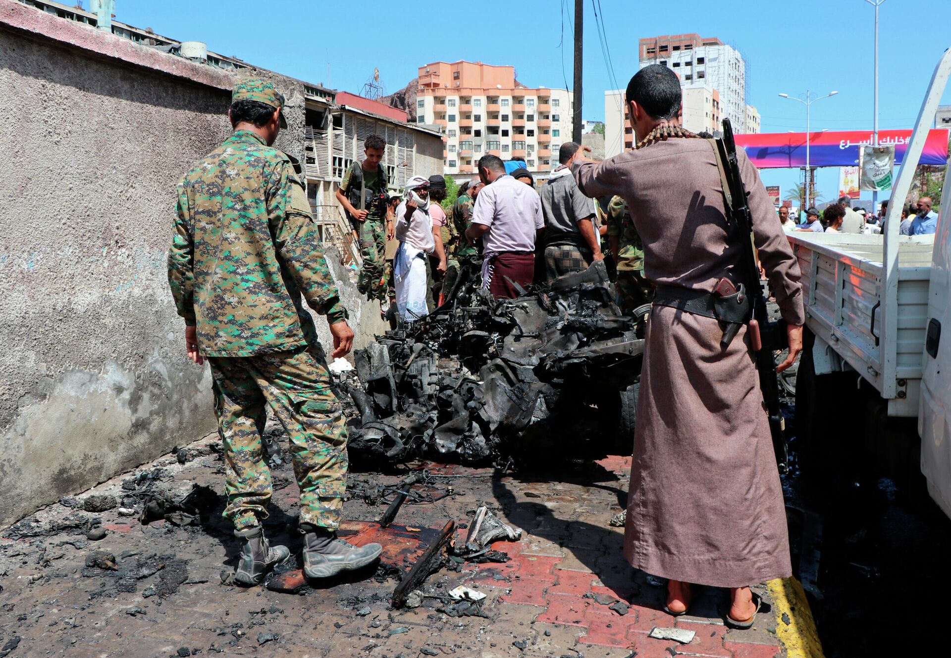 Destroços de um veículo no local de um ataque mortal de carro-bomba efetuado pelos houthi contra dois altos funcionários do governo saudita na cidade portuária de Aden, Iêmen, 10 de outubro de 2021 - Sputnik Brasil, 1920, 21.03.2022