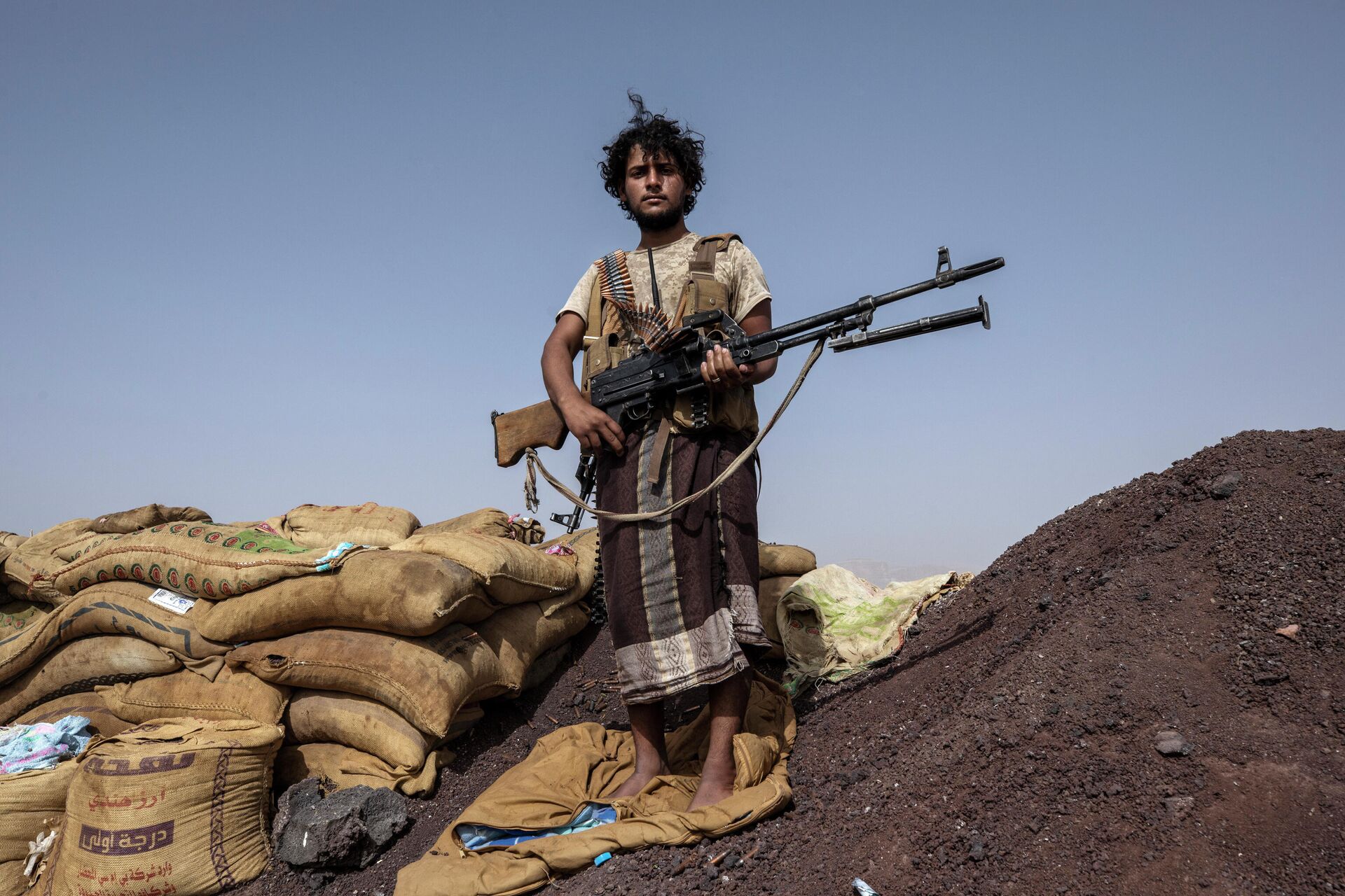 O lutador iemenita Hassan Saleh apoiado pela coalizão liderada pelos sauditas após confrontos com rebeldes houthis na linha de frente de Kassara perto de Marib, Iêmen, 20 de junho de 2021 - Sputnik Brasil, 1920, 25.01.2024