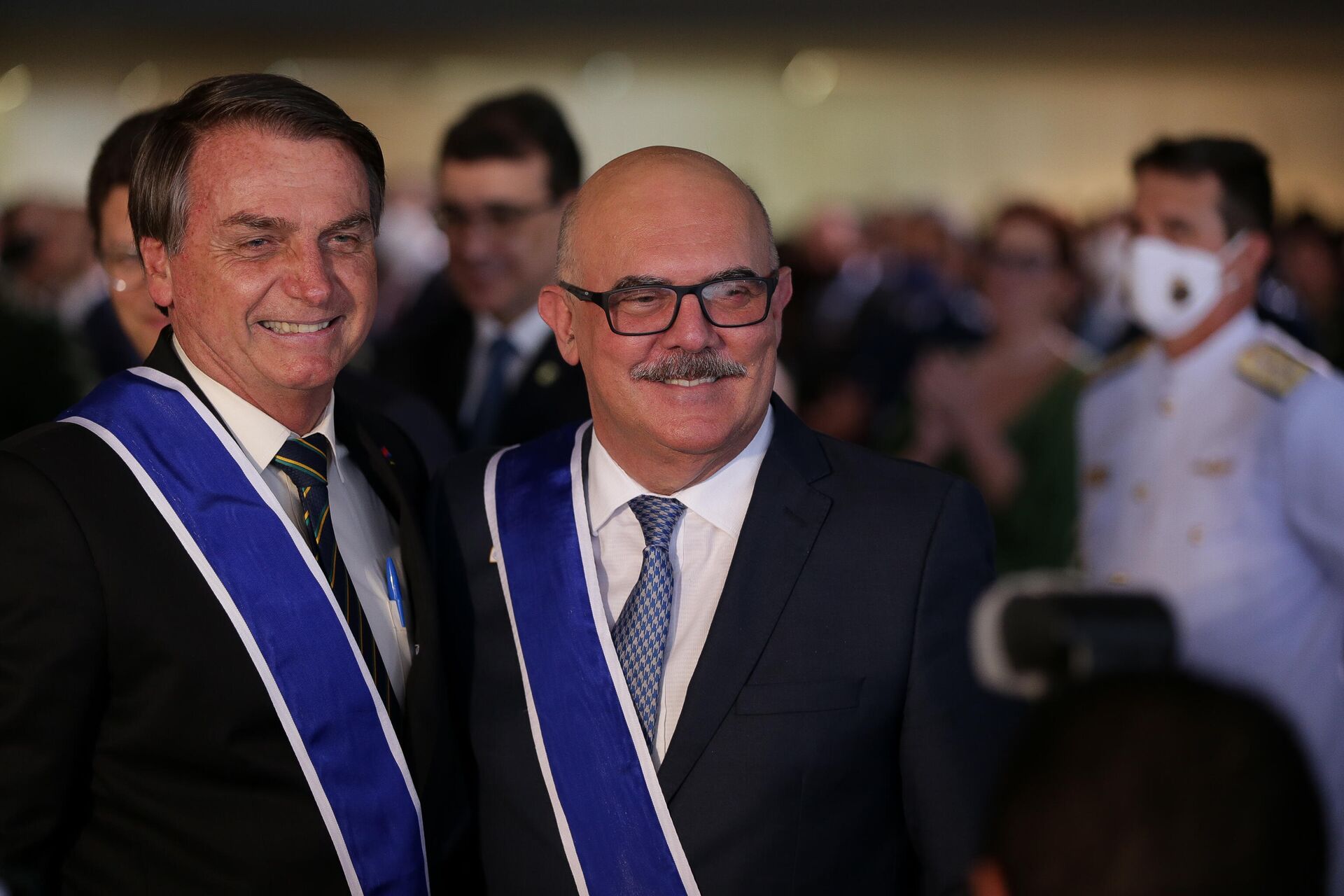 Em Brasília, o presidente brasileiro Jair Bolsonaro (à esquerda) posa ao lado do ministro da Educação, Milton Ribeiro, durante cerimônia, em 22 de outubro de 2020 - Sputnik Brasil, 1920, 22.03.2022
