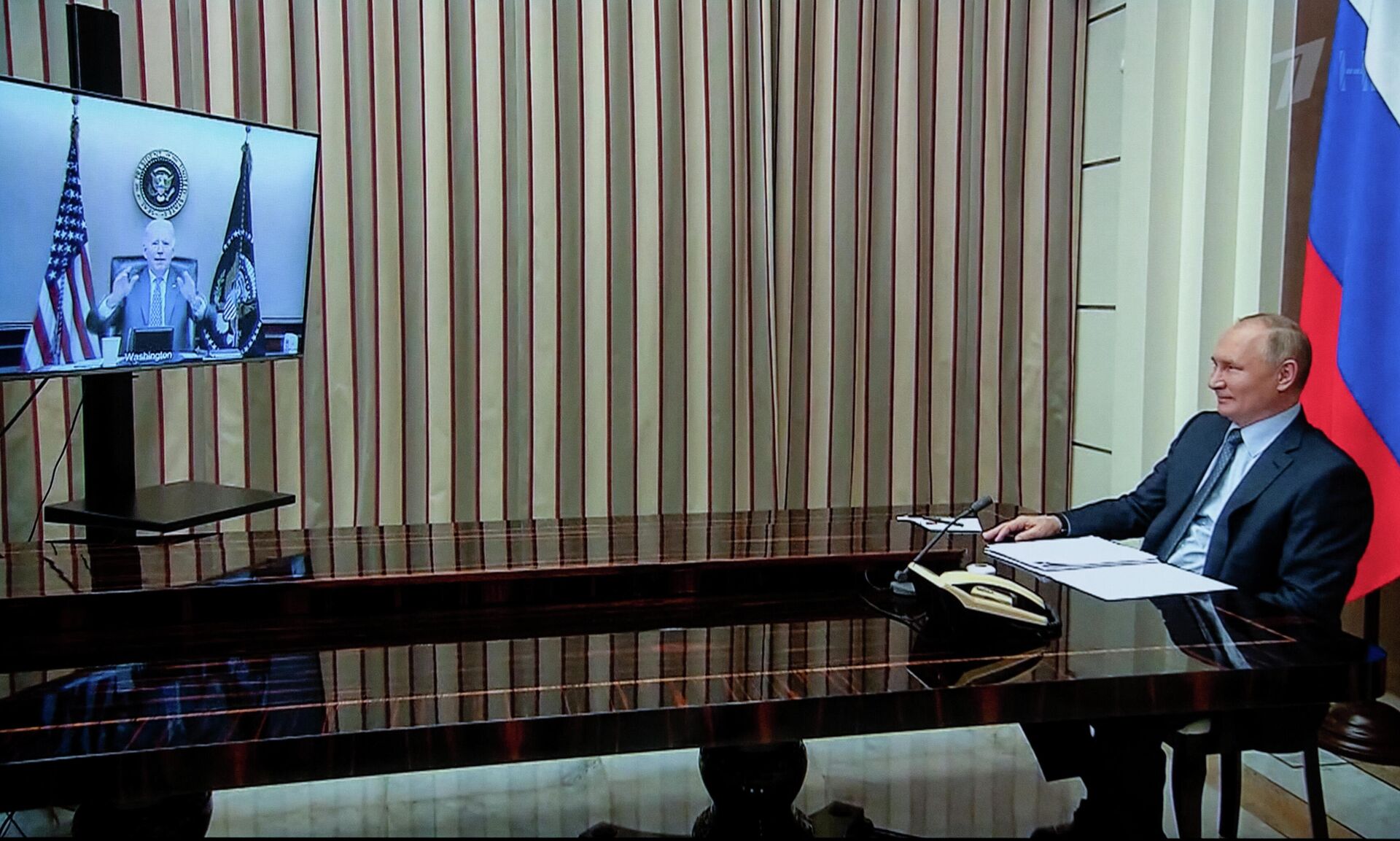 Vladimir Putin e Joe Biden, presidentes da Rússia e dos EUA, respetivamente, conversam virtualmente, com o primeiro falando de Sochi, Rússia, 7 de dezembro de 2021 - Sputnik Brasil, 1920, 11.12.2021