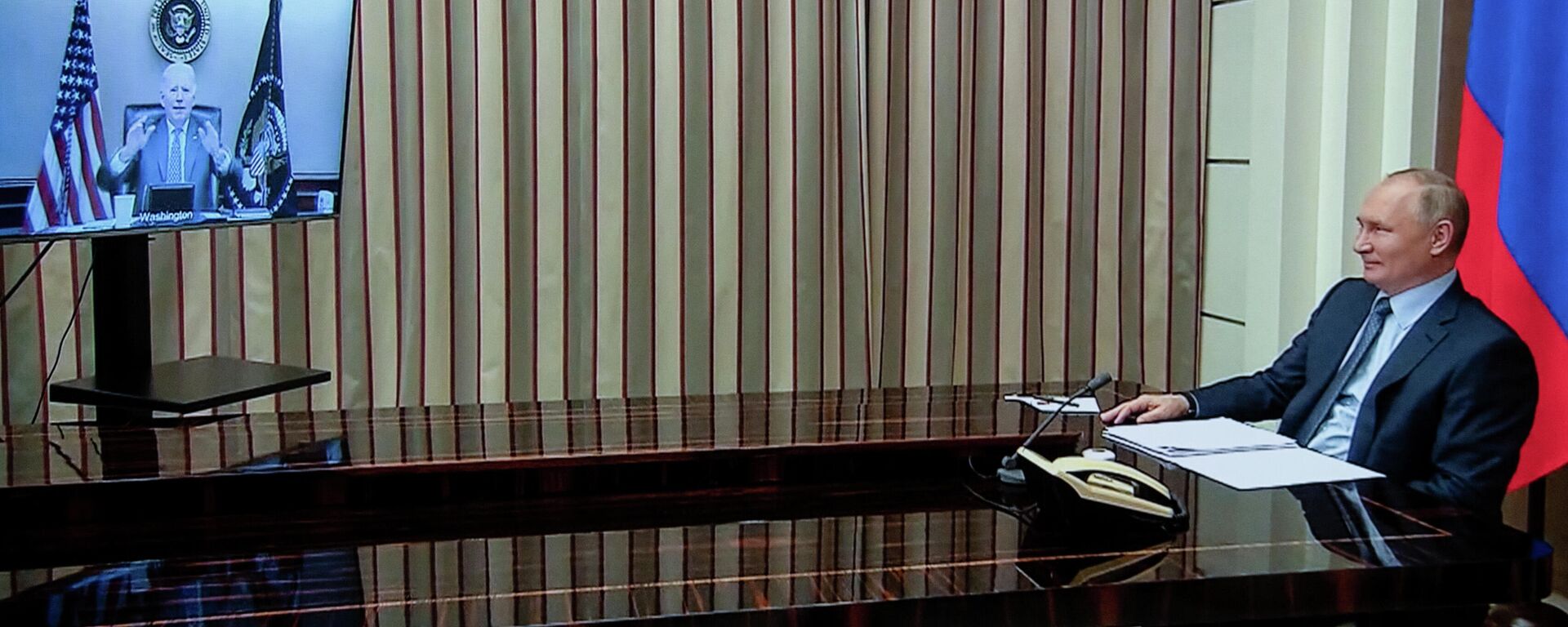 Vladimir Putin e Joe Biden, presidentes da Rússia e dos EUA, respetivamente, conversam virtualmente, com o primeiro falando de Sochi, Rússia, 7 de dezembro de 2021 - Sputnik Brasil, 1920, 07.12.2021