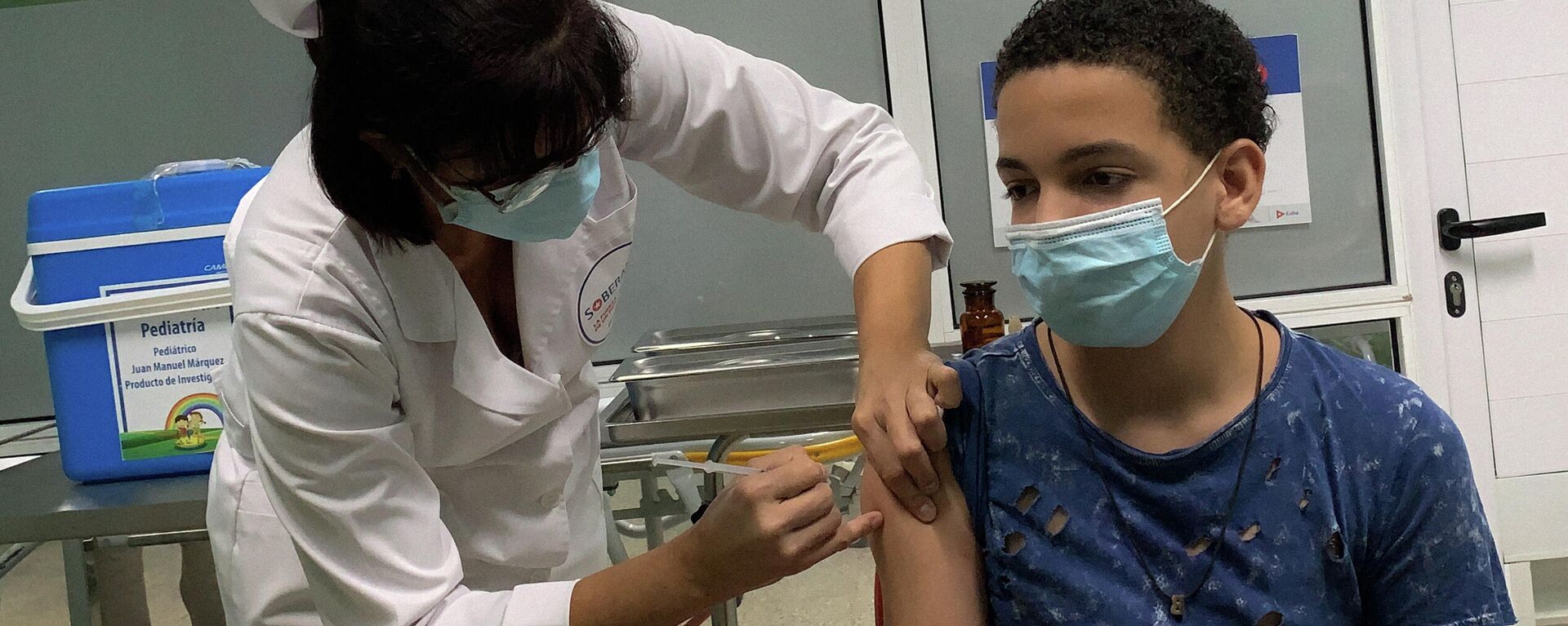 Menino cubano de 13 anos recebe a vacina cubana Soberana Plus, contra a COVID-19, em 24 de agosto de 2021, no Hospital Pediátrico Juan Manuel Márquez, em Havana, durante os testes do imunizante em crianças e adolescentes - Sputnik Brasil, 1920, 14.07.2022