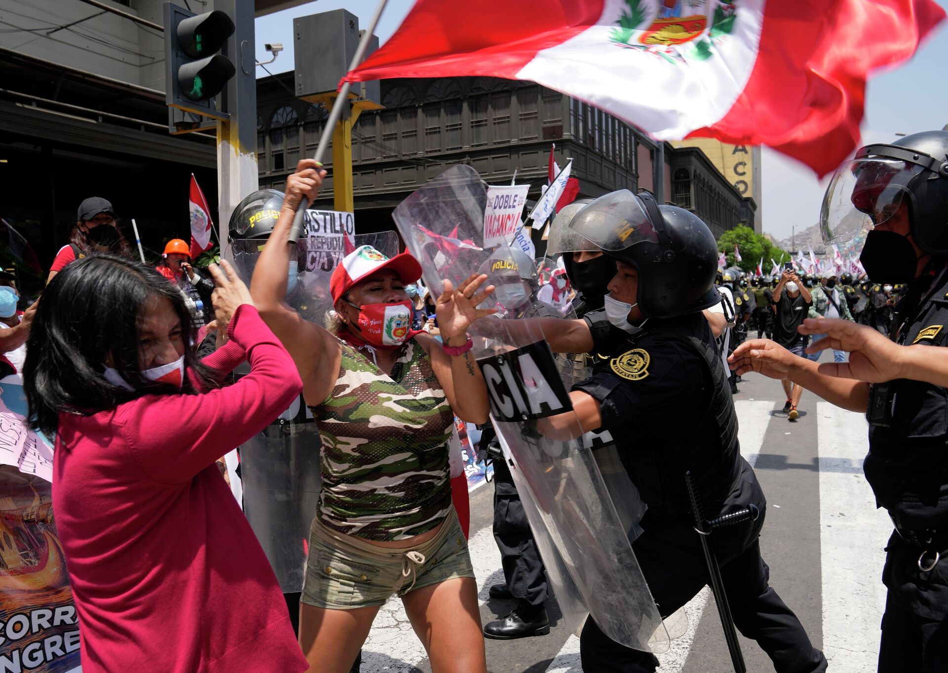 Opositores do governo do presidente Pedro Castillo enfrentam polícia de choque em frente do Congresso durante votação do impeachment do mandatário, Lima, Peru, 7 de dezembro de 2021 - Sputnik Brasil, 1920, 08.12.2021