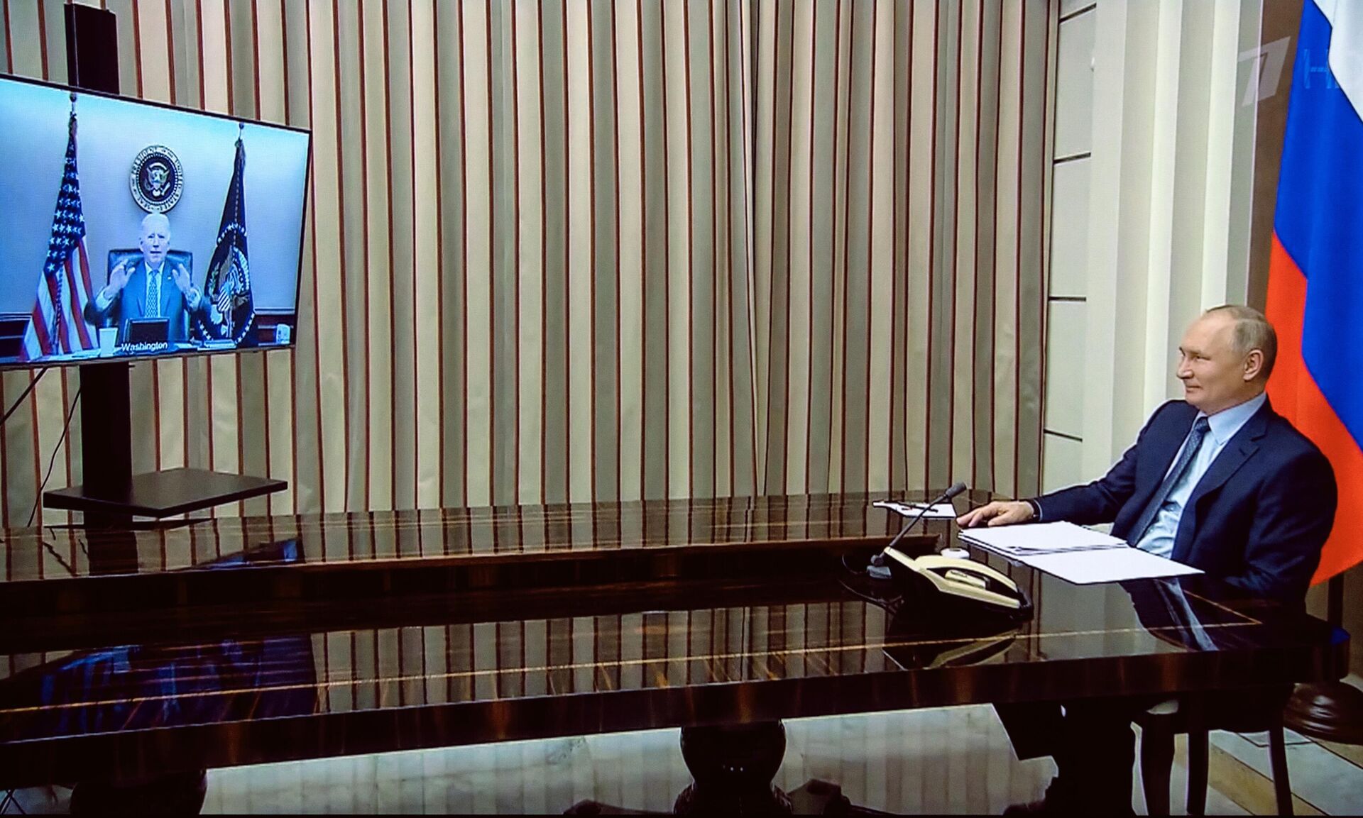 Presidente russo, Vladimir Putin, durante videoconferência com o presidente norte-americano, Joe Biden, em 7 de dezembro de 2021 - Sputnik Brasil, 1920, 08.12.2021