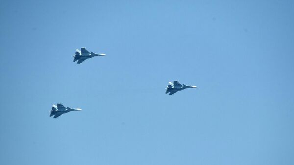 Caças multiuso Su-27 ensaiam Dia da Marinha russa em São Petersburgo, Rússia - Sputnik Brasil