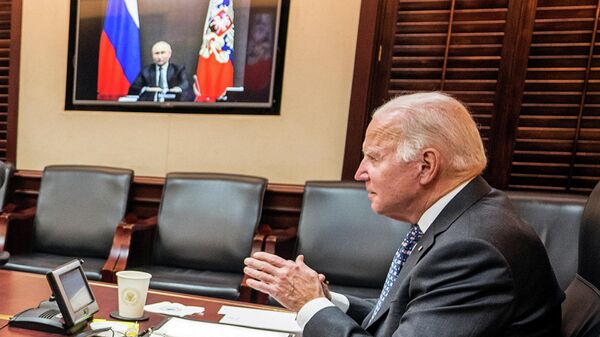 Presidente dos EUA, Joe Biden, durante videoconferência com o presidente russo, Vladimir Putin, na Casa Branca em Washington, 7 de dezembro de 2021 - Sputnik Brasil