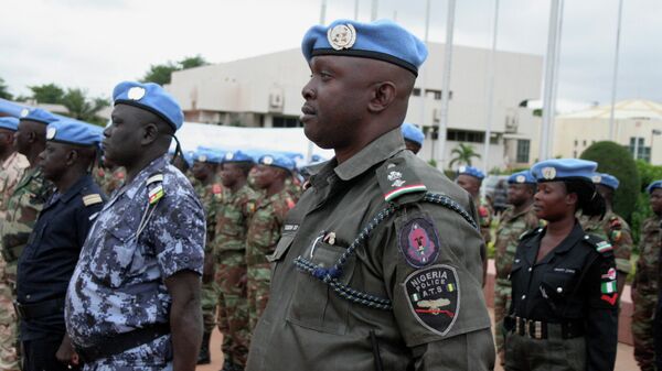 Soldados e policiais africanos que ajudam a França a retomar o controle do norte de Mali no início deste ano participam de uma cerimônia que transforma formalmente a força em uma missão de manutenção da paz das Nações Unidas, em Bamako, Mali, 1 de julho de 2013 - Sputnik Brasil