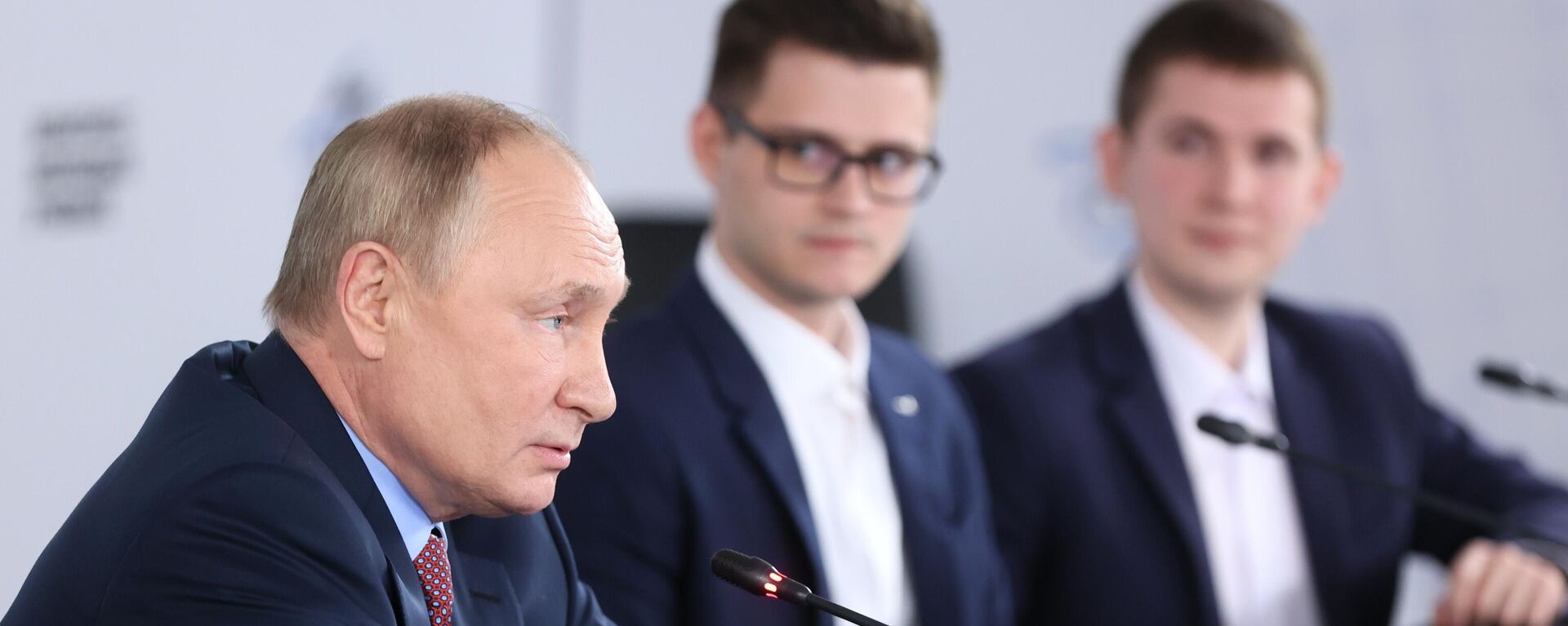 Vladimir Putin, presidente da Rússia, em encontro do Congresso de Jovens Cientistas, 8 de dezembro de 2021 - Sputnik Brasil, 1920, 08.12.2021