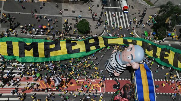 Movimento da sociedade civil Vem pra Rua promove manifestação para pedir o impeachment da presidente Dlma Rousseff e a saída do presidente da Câmara, Eduardo Cunha, na avenida Paulista em São Paulo, 2 de outubro de 2015 - Sputnik Brasil