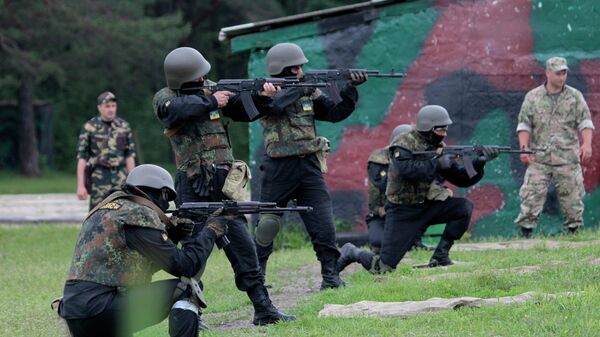 Soldados disparam tiros em um campo de treinamento, próximo a Kiev, na Ucrânia, no dia 2 de junho de 2014 - Sputnik Brasil