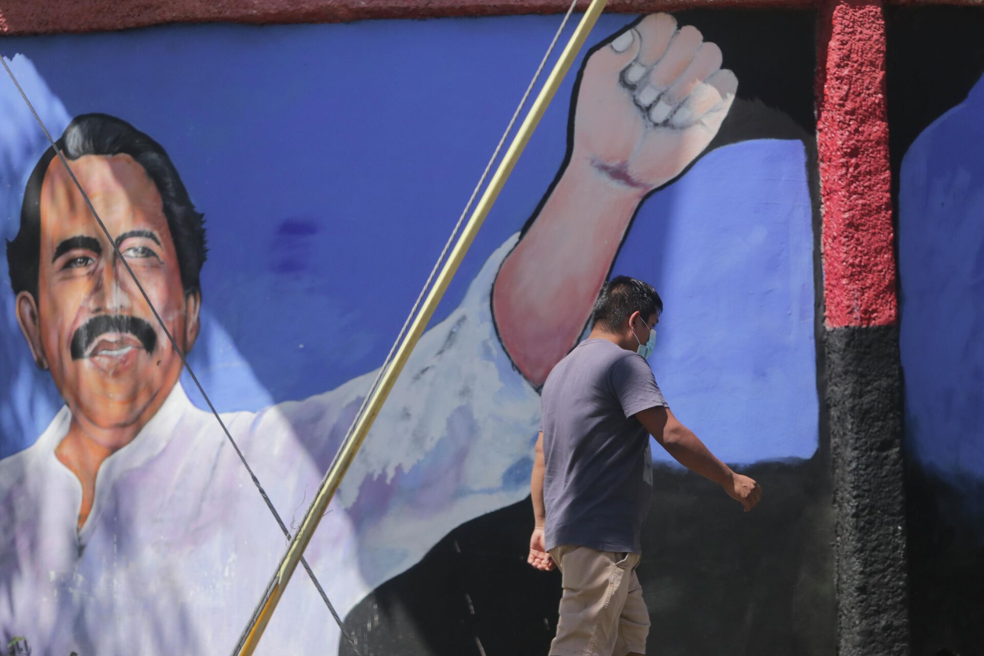 Um homem passa por um mural do presidente da Nicarágua, Daniel Ortega, durante as eleições gerais em Manágua, no dia 7 de novembro de 2021 - Sputnik Brasil, 1920, 21.07.2023