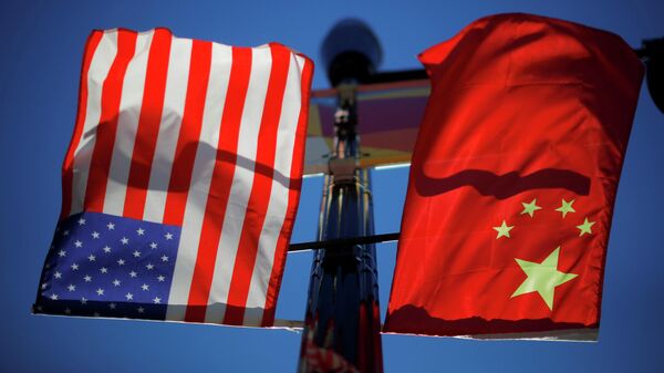 As bandeiras dos Estados Unidos e da China tremulam em um poste, em Boston, em Massachusetts, nos EUA, no dia 1º de novembro de 2021 - Sputnik Brasil