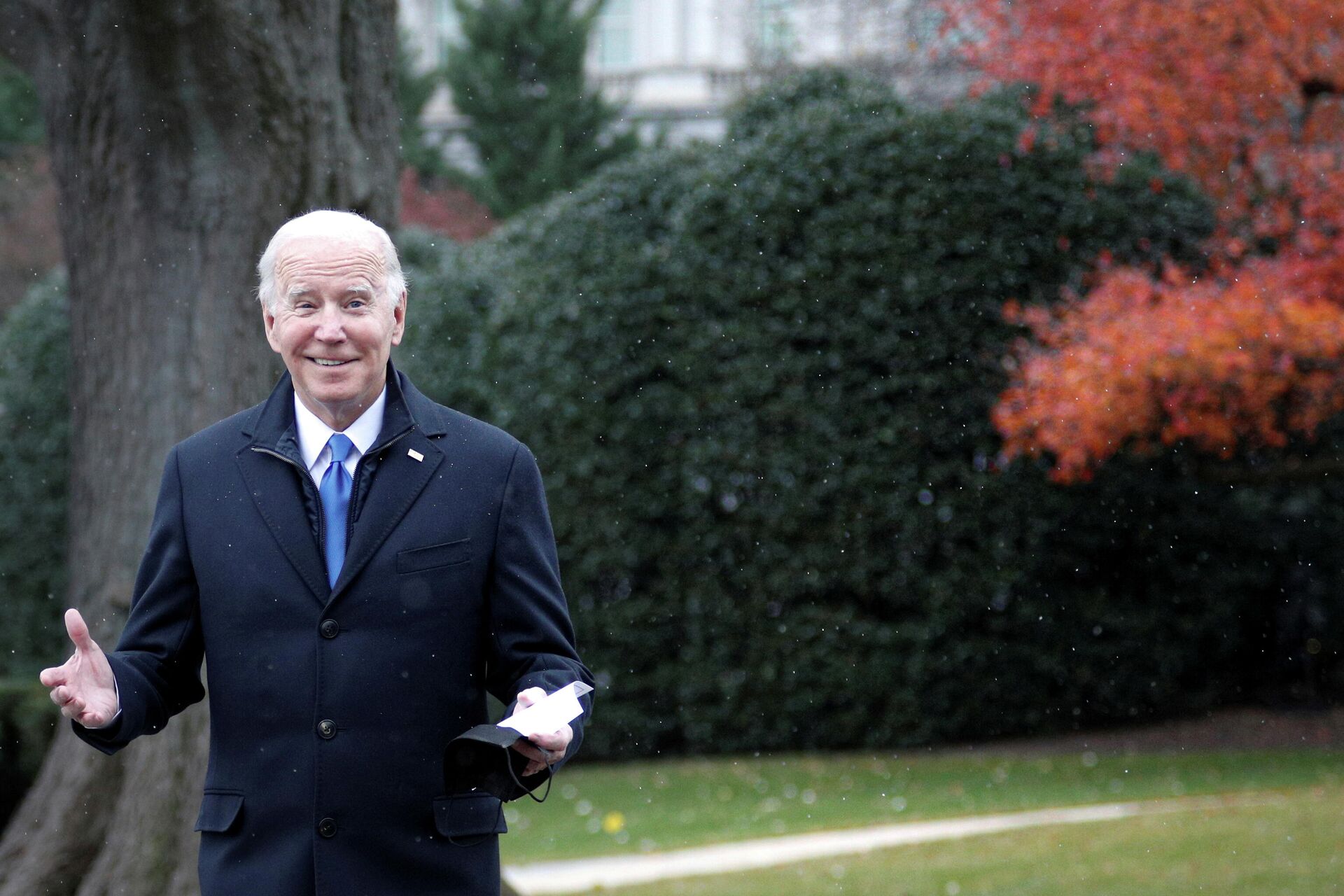 Presidente dos EUA, Joe Biden, no gramado sul da Casa Branca, EUA, 8 de dezembro de 2021 - Sputnik Brasil, 1920, 09.12.2021