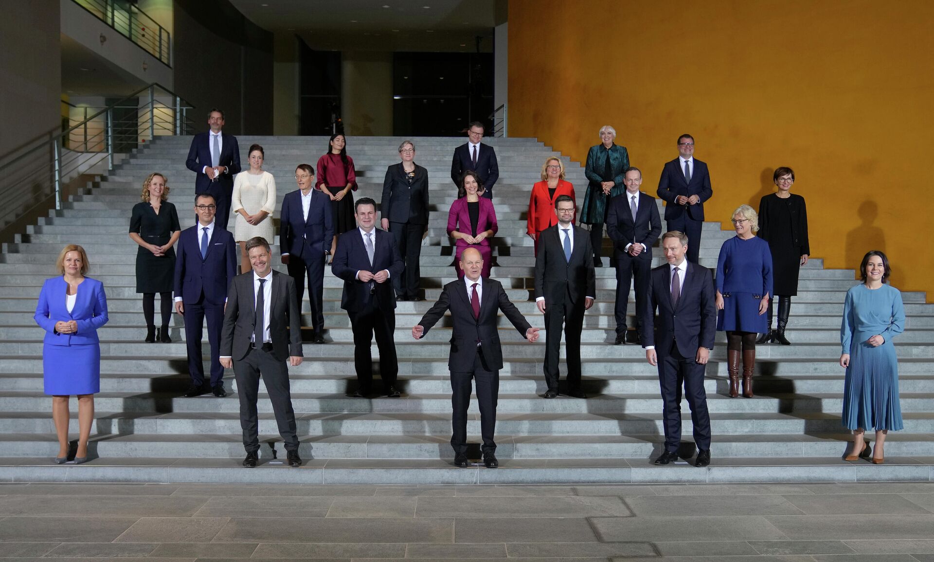 Recém-eleito chanceler alemão, Olaf Scholz, no centro, e ministros do novo gabinete posam para foto após a primeira reunião do novo governo, Berlim, 8 de dezembro de 2021 - Sputnik Brasil, 1920, 09.12.2021