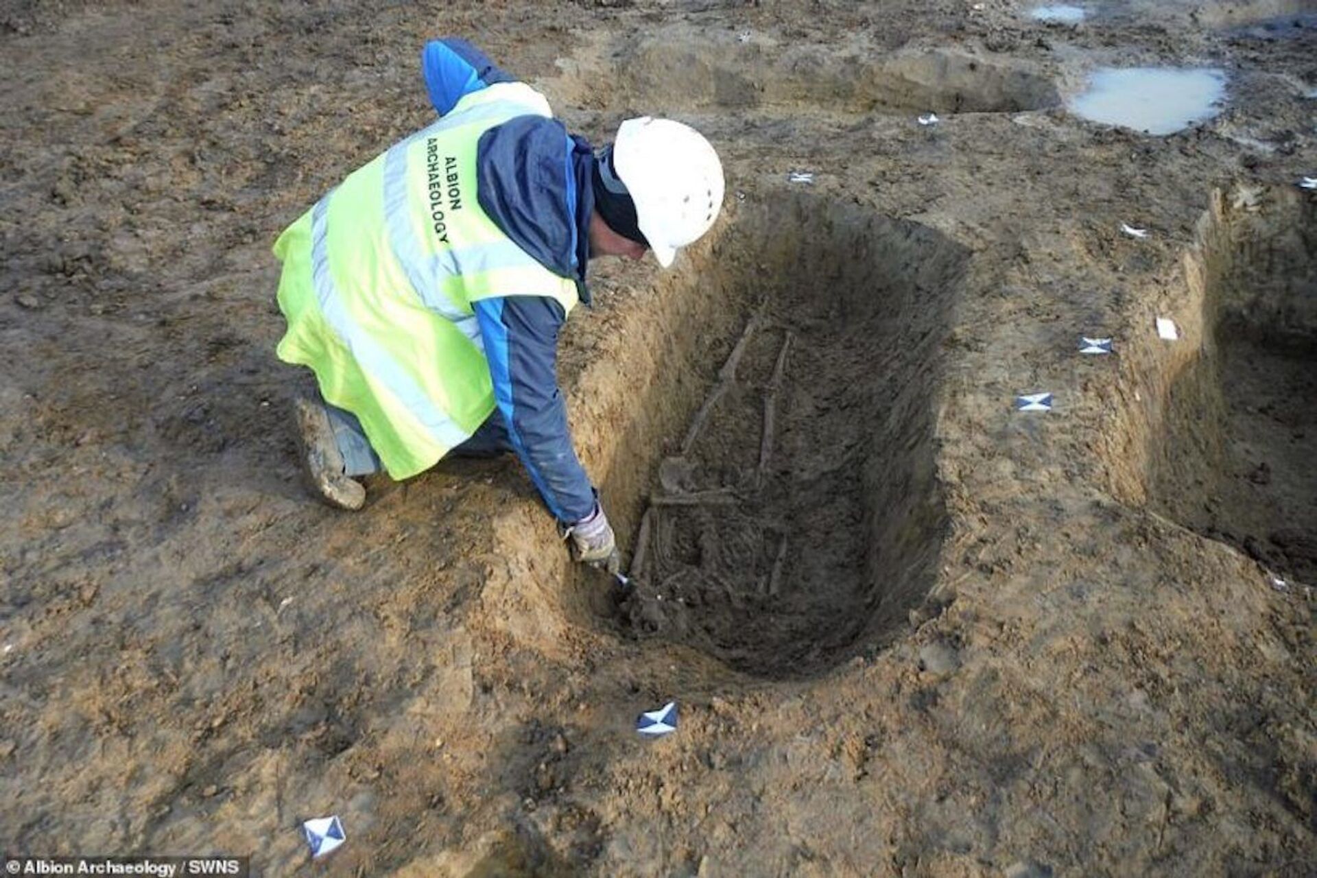 Arqueólogo desenterra sepultura de um homem crucificado, encontrado em Fenstanton, Reino Unido  - Sputnik Brasil, 1920, 09.12.2021