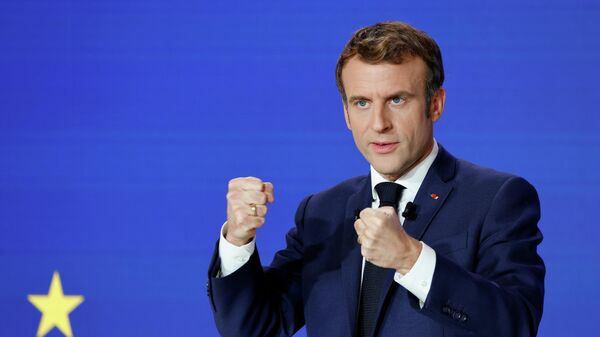 Em Paris, o presidente da França, Emmanuel Macron, gesticula durante discurso em uma coletiva de imprensa sobre a presidência francesa da União Europeia (UE), em 9 de dezembro de 2021 - Sputnik Brasil
