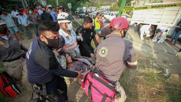 Equipes de resgate ajudam uma mulher ferida no local de um acidente no estado de Chiapas, no Sul México, no dia 9 de dezembro de 2021 - Sputnik Brasil