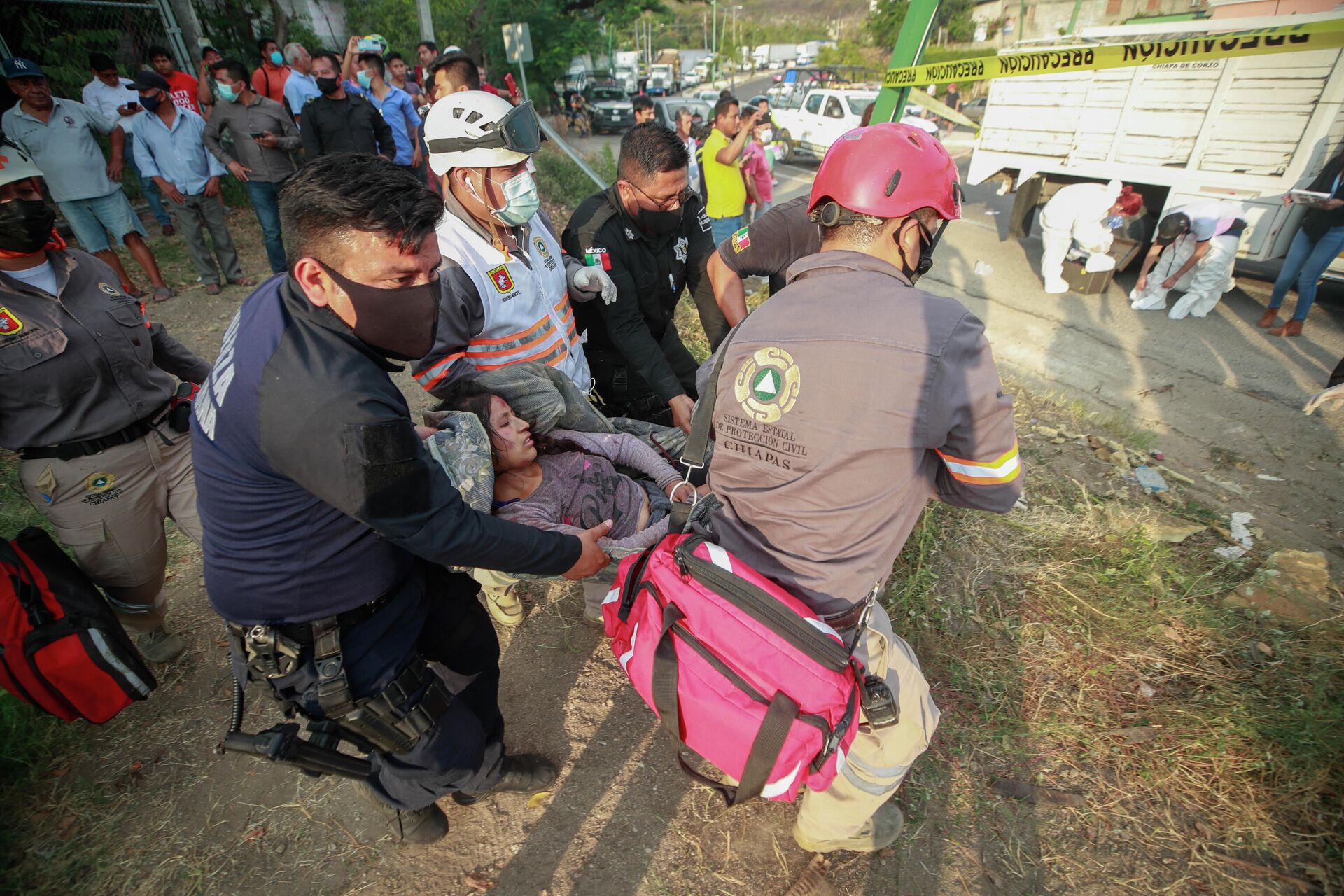 Equipes de resgate ajudam uma mulher ferida no local de um acidente no estado de Chiapas, no Sul México, no dia 9 de dezembro de 2021 - Sputnik Brasil, 1920, 11.12.2021