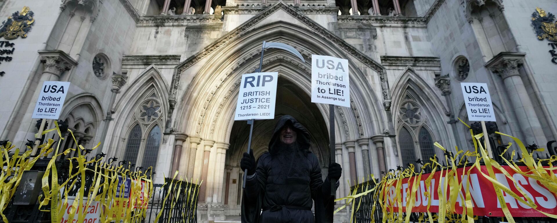 Manifestante disfarçado de Morte em frente da Suprema Corte em Londres, 10 de dezembro de 2021 - Sputnik Brasil, 1920, 10.12.2021