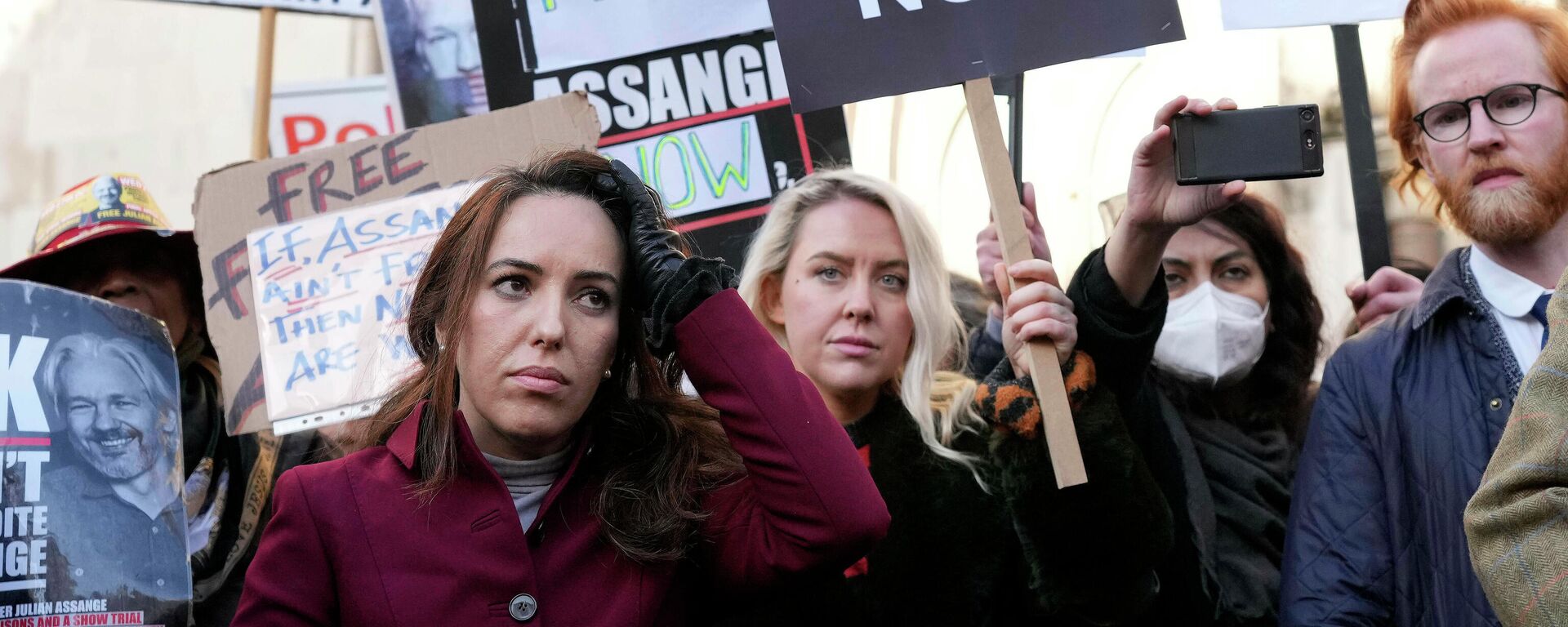 Stella Moris, noiva de Julian Assange, com manifestandes em frente da Suprema Corte em Londres, 10 de dezembro de 2021 - Sputnik Brasil, 1920, 10.12.2021