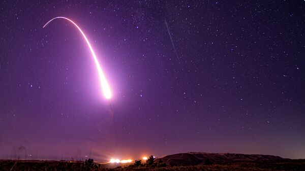 Esta imagem, tirada com uma velocidade de obturador lenta e fornecida pela Força Aérea dos EUA, mostra um lançamento de teste do míssil balístico intercontinental Minuteman III desarmado no início de 2 de outubro de 2019. - Sputnik Brasil