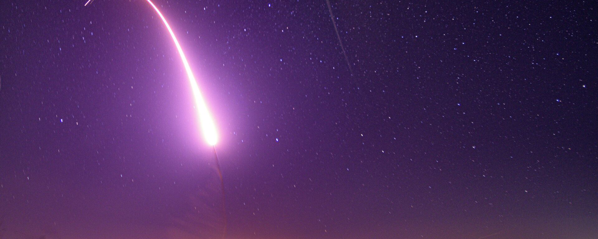 Esta imagem, tirada com uma velocidade de obturador lenta e fornecida pela Força Aérea dos EUA, mostra um lançamento de teste do míssil balístico intercontinental Minuteman III desarmado no início de 2 de outubro de 2019. - Sputnik Brasil, 1920, 01.04.2022