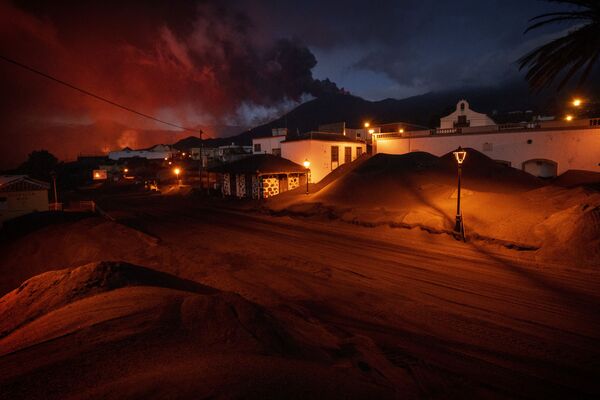 Cinzas cobrem as ruas e casas no povoado de Las Manchas, nas ilhas Canárias, Espanha. - Sputnik Brasil