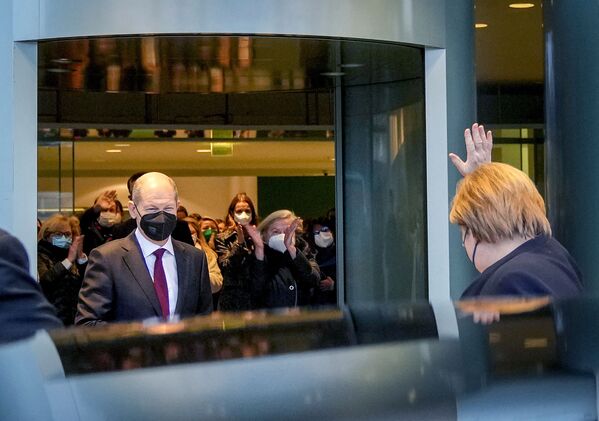 Ex-chanceler alemã Angela Merkel (à direita) se despede do novo chanceler Olaf Scholz (à esquerda) e dos funcionários após a cerimônia de transferência de poder em Berlim. - Sputnik Brasil
