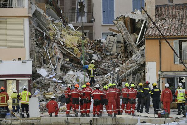 Bombeiros franceses procuram nos escombros por pessoas desaparecidas após colapso de um prédio em Sanary-sur-Mer, França. - Sputnik Brasil
