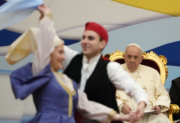 Papa Francisco em encontro com jovens na Escola São Dionísio das Irmãs Ursulinas em Atenas, Grécia. - Sputnik Brasil
