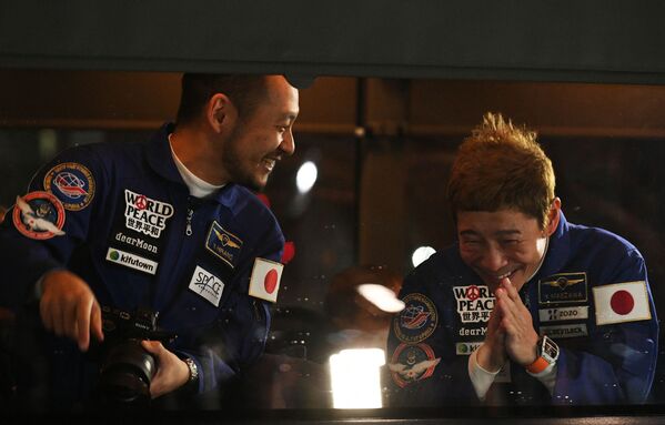 Membros da tripulação principal da 20ª missão enviada à Estação Espacial Internacional: os turistas espaciais Yusaku Maezawa e Yozo Hirano (à direita) se despedindo antes do lançamento do foguete portador Soyuz-2.1A. - Sputnik Brasil