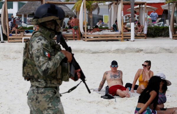 Militar da Marinha patrulha uma praia para garantir a segurança na zona turística de Cancún, México. - Sputnik Brasil