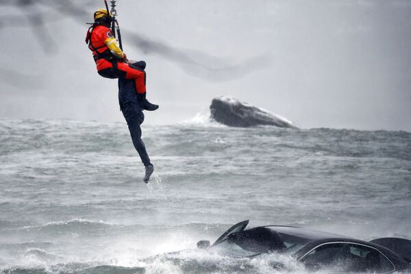 Mergulhador da Guarda Costeira dos EUA amarrado a um helicóptero retira corpo de um carro afundado nas cataratas do Niágara. - Sputnik Brasil