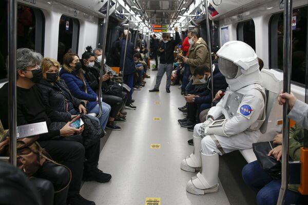 Homem em traje de astronauta viaja no metrô como parte de uma campanha para promover a exposição espacial da NASA em Istambul, Turquia. - Sputnik Brasil