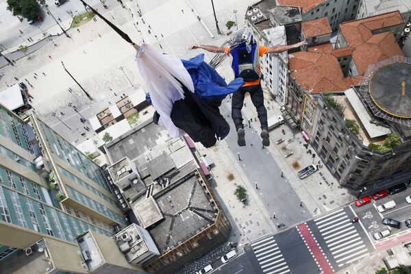 Atleta salta de paraquedas (base jump) do edifício Martinelli durante uma competição em São Paulo, Brasil. - Sputnik Brasil