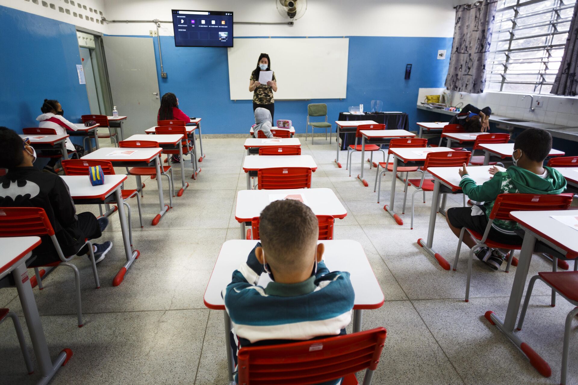 Estudantes no primeiro dia de aula presencial na Escola Estadual Raul Antônio Fragoso, em Pirituba, na Zona Oeste de São Paulo - Sputnik Brasil, 1920, 10.01.2022