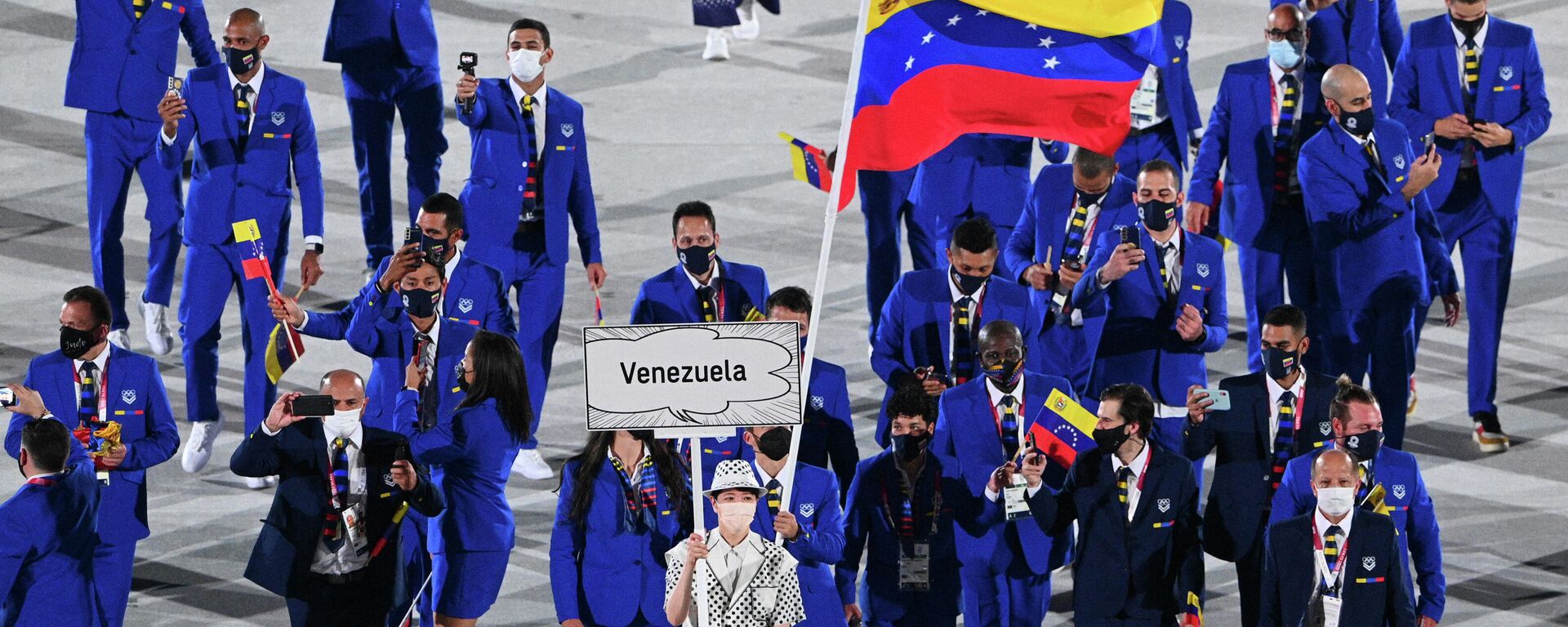 A porta-bandeira da Venezuela Karen Leon e o porta-bandeira da Venezuela Antonio Jose Diaz Fernandez lideram a delegação durante a cerimônia de abertura dos Jogos Olímpicos de Tóquio 2020, no Estádio Olímpico, em Tóquio, em 23 de julho de 2021 - Sputnik Brasil, 1920, 10.12.2021