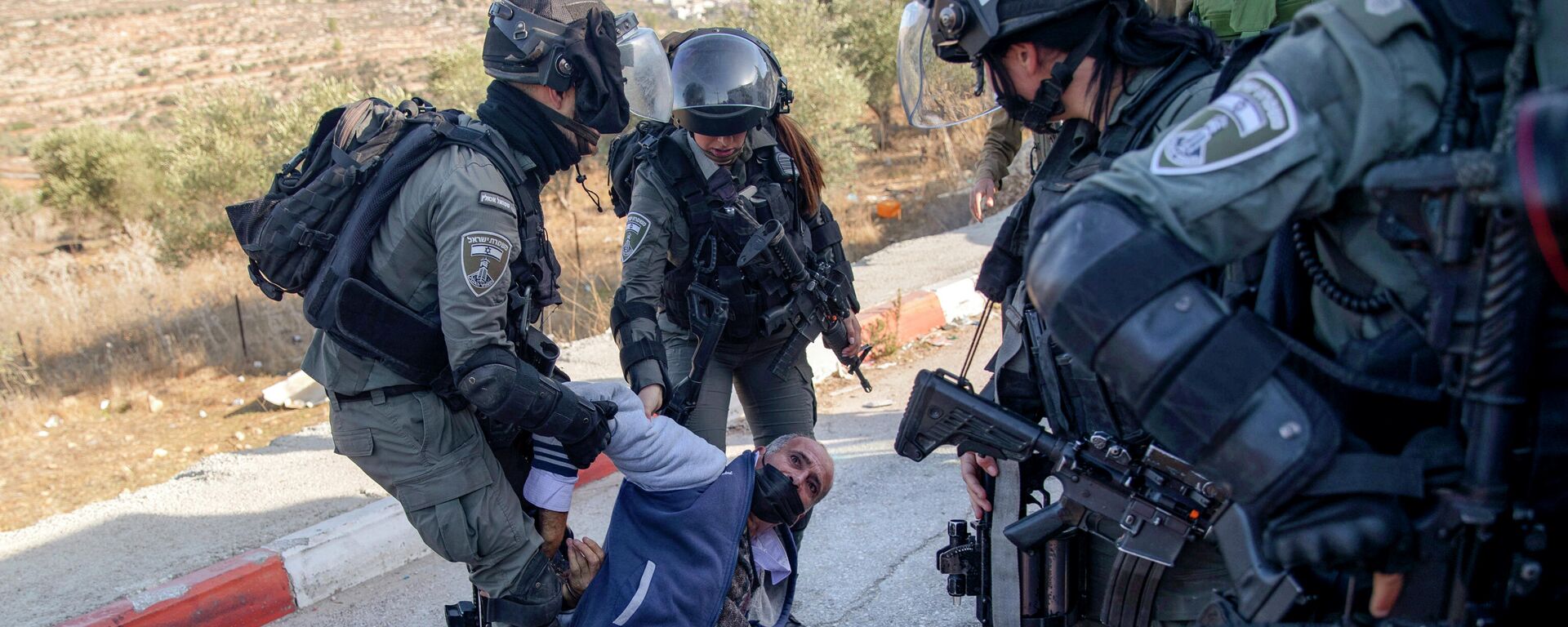 Tropas israelenses detêm homem palestino depois que colonos judeus impediram que crianças  entrassem em uma escola no vilarejo de Al-Lubban ash-Sharqiya. Cisjordânia, 28 de novembro de 2021 - Sputnik Brasil, 1920, 29.11.2023