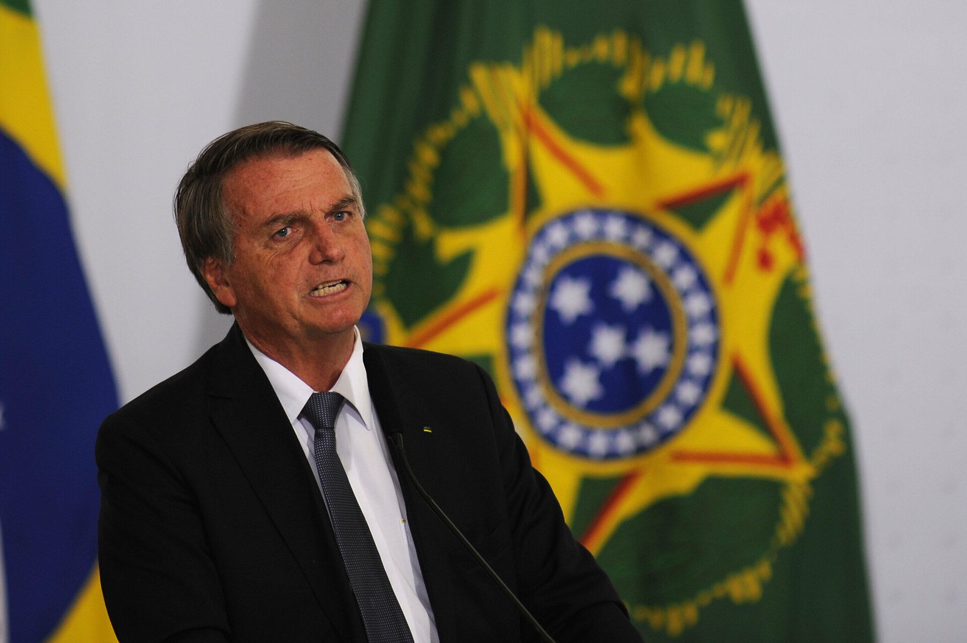 Em Brasília, o presidente Jair Bolsonaro (PL) participa de solenidade de assinatura dos decretos do auxílio-gás e do programa Alimenta Brasil, em 2 de dezembro de 2021 - Sputnik Brasil, 1920, 23.07.2022