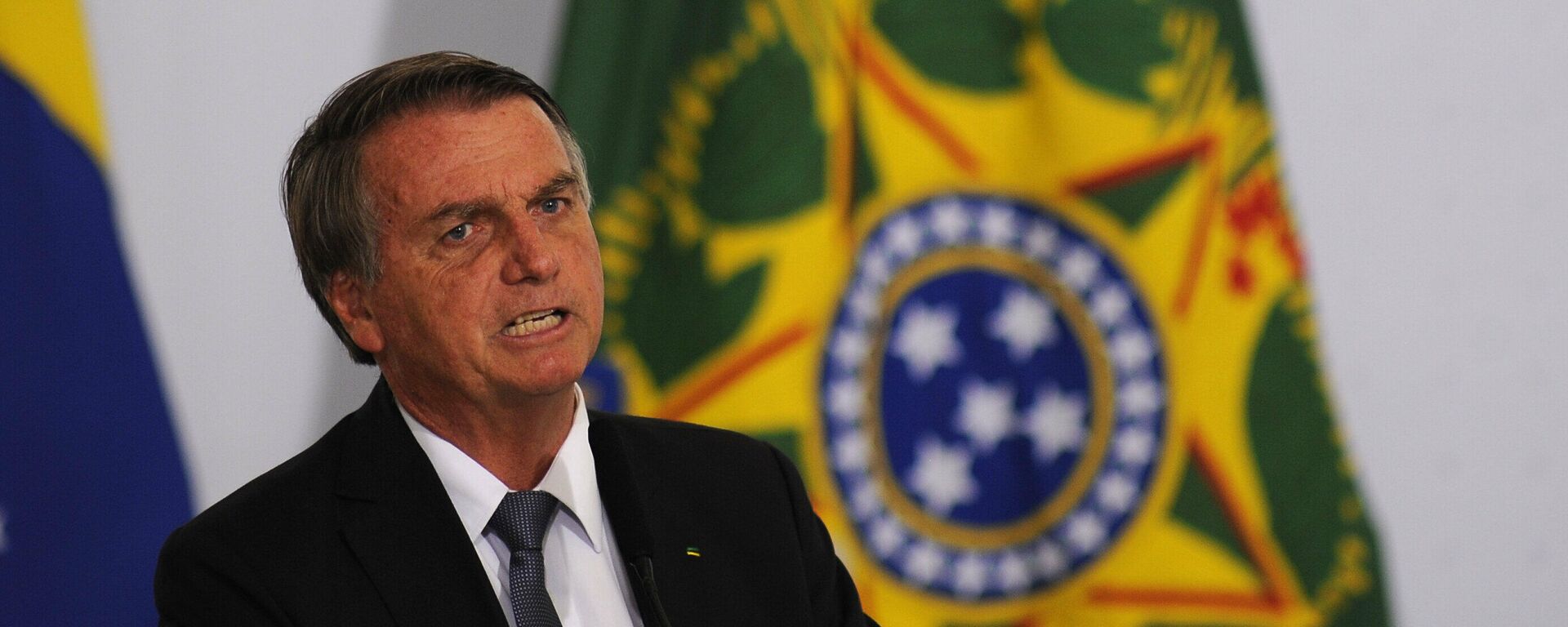 Em Brasília, o presidente Jair Bolsonaro (PL) participa de solenidade de assinatura dos decretos do auxílio-gás e do programa Alimenta Brasil, em 2 de dezembro de 2021 - Sputnik Brasil, 1920, 10.12.2021