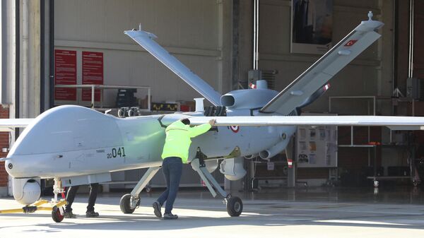 Drone Anka é movido para fora do hangar em Ancara, Turquia, 5 de março de 2021 - Sputnik Brasil