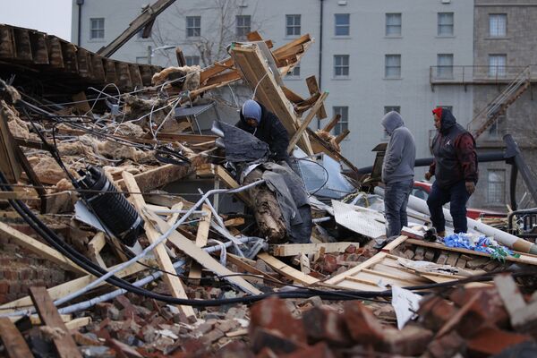 Pessoas buscam bens em edifício atingido por tornado no dia anterior em Mayfield, Kentucky, EUA, 11 de dezembro de 2021 - Sputnik Brasil