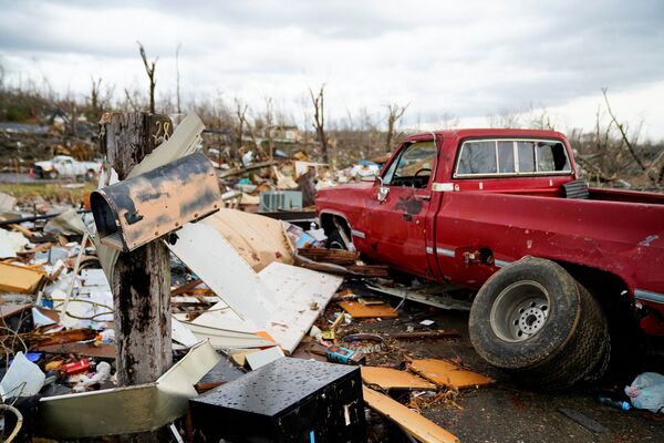 Caixa postal junto do lugar onde havia uma casa, destruída no dia anterior por um de vários tornados que percorreram estados norte-americanos, Earlington, Kentucky, EUA, 11 de dezembro de 2021 - Sputnik Brasil