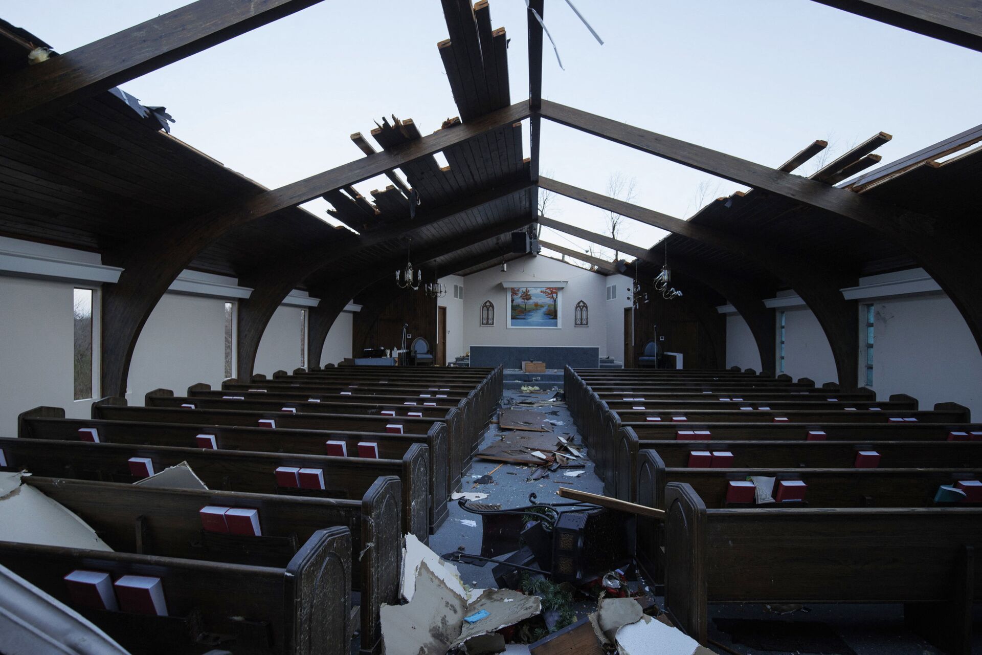 Igreja Batista Emmanuel danificada por um de vários tornados que percorreram estados norte-americanos, Mayfield, Kentucky, EUA, 11 de dezembro de 2021 - Sputnik Brasil, 1920, 13.12.2021