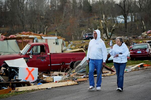 Casal que teve sua casa destruída por um de vários tornados que percorreram estados norte-americanos, Earlington, Kentucky, EUA, 11 de dezembro de 2021 - Sputnik Brasil