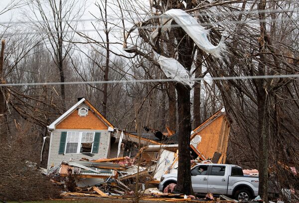 Dano provocado por tornados que percorreram vários estados norte-americanos, Dickson, Tennessee, EUA, 11 de dezembro de 2021 - Sputnik Brasil