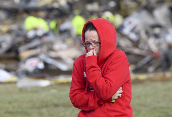 Mulher se afasta do que resta de fábrica em Mayfield arrasada por um de vários tornados que percorreram estados norte-americanos, Mayfield, Kentucky, EUA, 11 de dezembro de 2021 - Sputnik Brasil