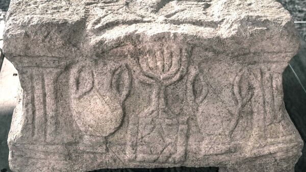 Pedra Magdala descoberta por aqueólogos em uma sinagoga da Galileia, em Israel - Sputnik Brasil