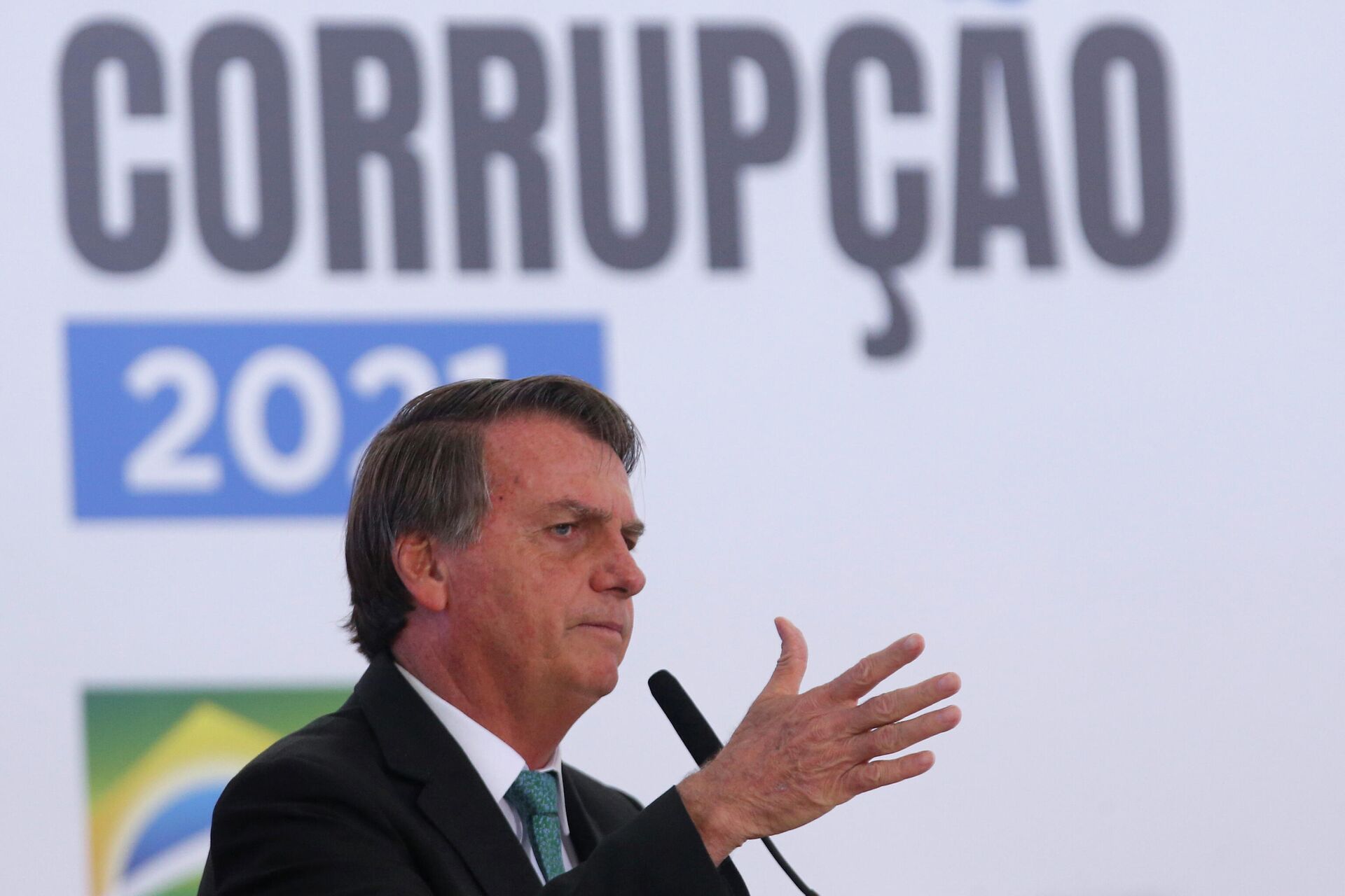 O presidente do Brasil, Jair Bolsonaro, fala durante uma cerimônia para celebrar o Dia Internacional Anticorrupção de 2021 no Palácio do Planalto em Brasília, Brasil, 9 de dezembro de 2021 - Sputnik Brasil, 1920, 15.12.2021